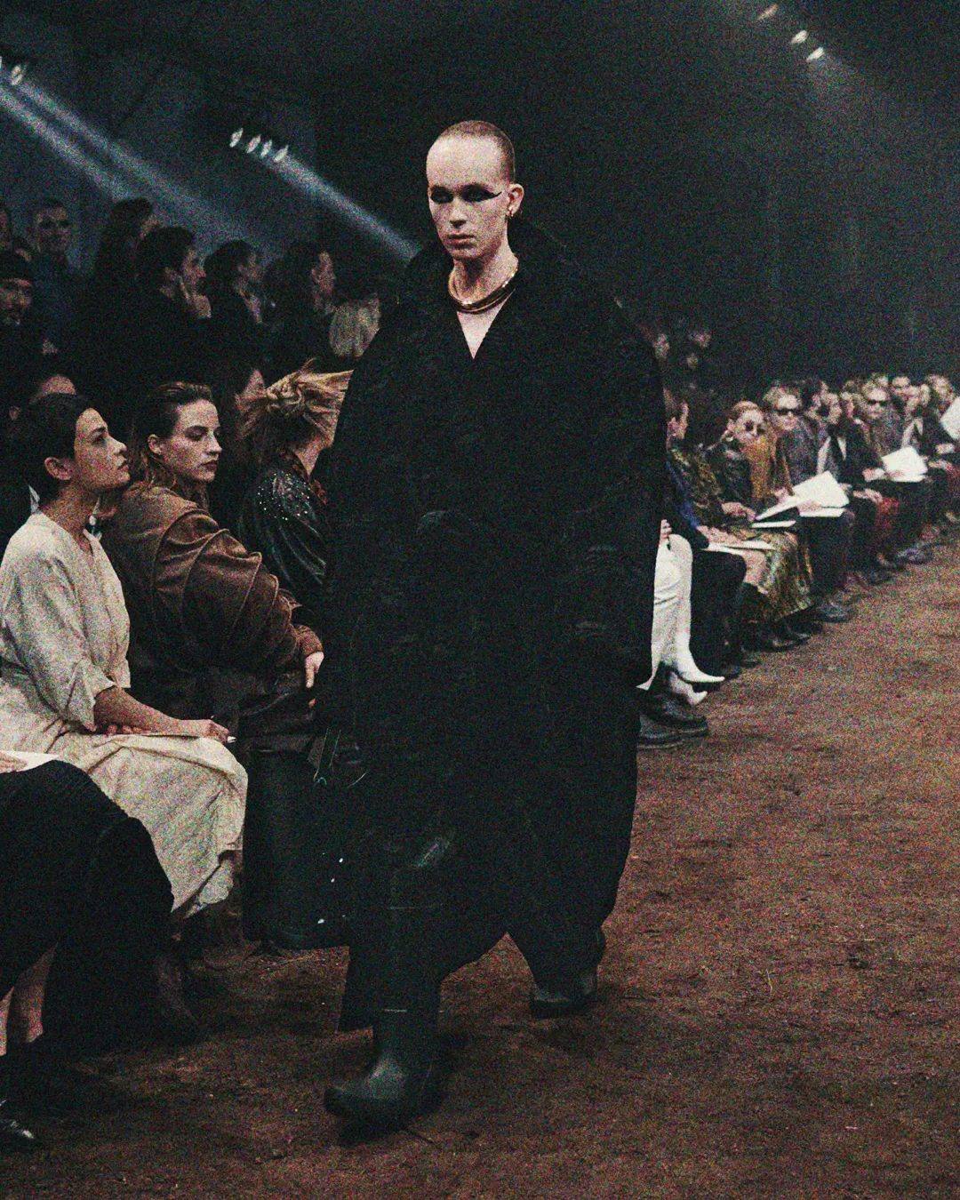 Balenciaga Fall 2022 Show The Lost Tape de RUNWAY REVISTA