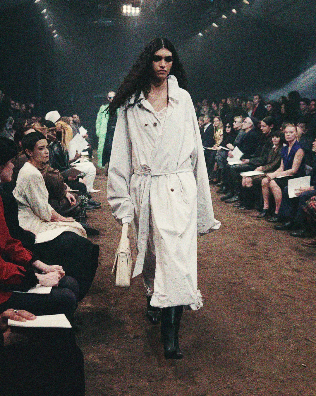 Balenciaga Fall 2022 Show The Lost Tape de RUNWAY REVISTA