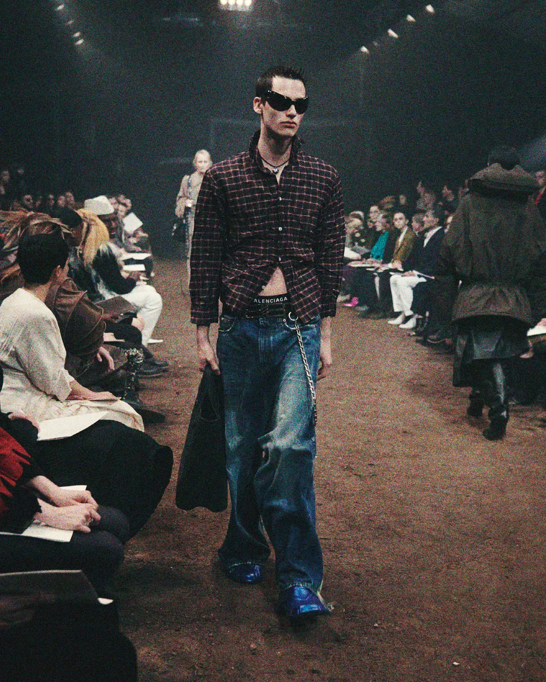 Balenciaga Fall 2022 Show The Lost Tape de RUNWAY REVISTA