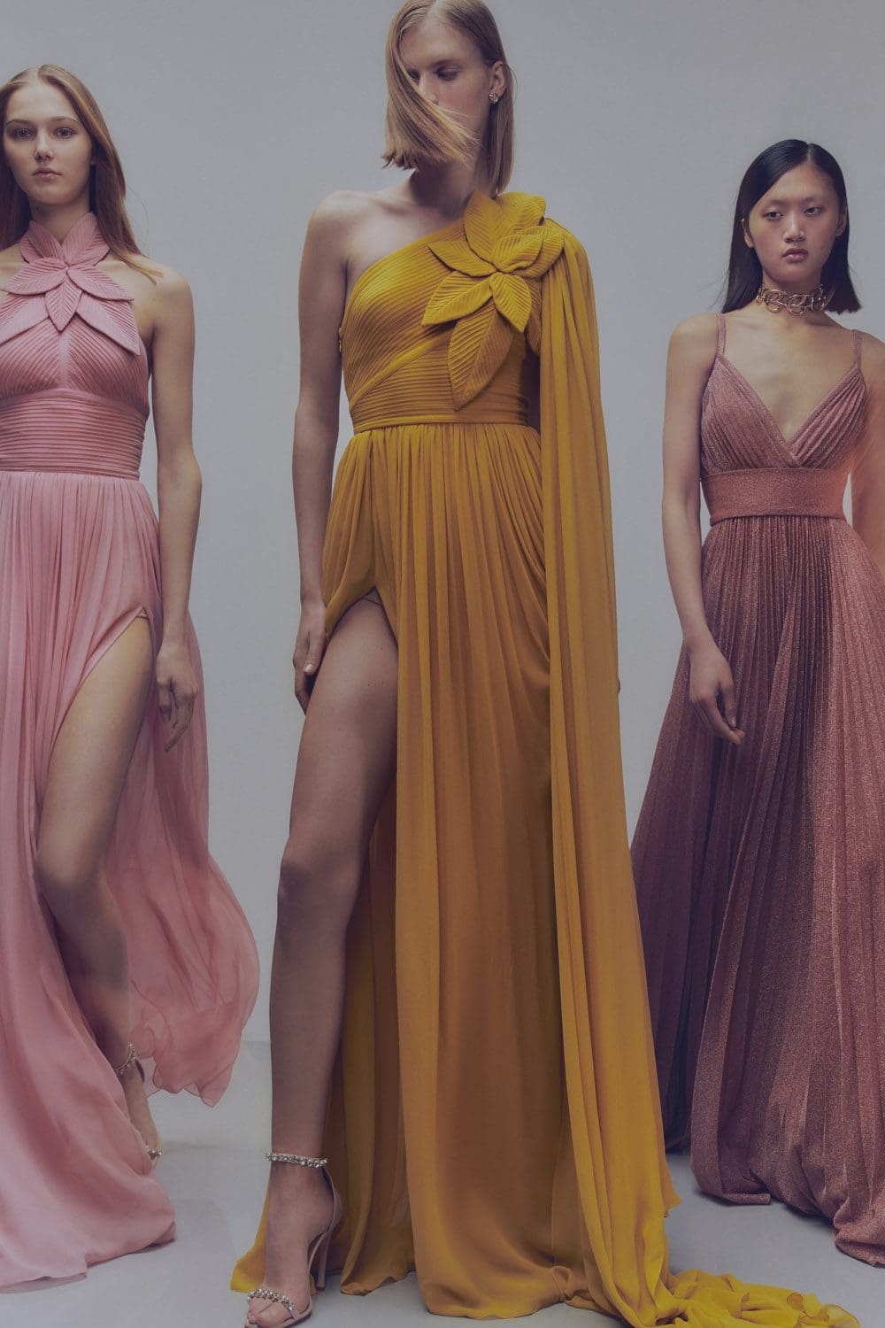 Elie Saab Pré-Outono 2022 por RUNWAY MAGAZINE