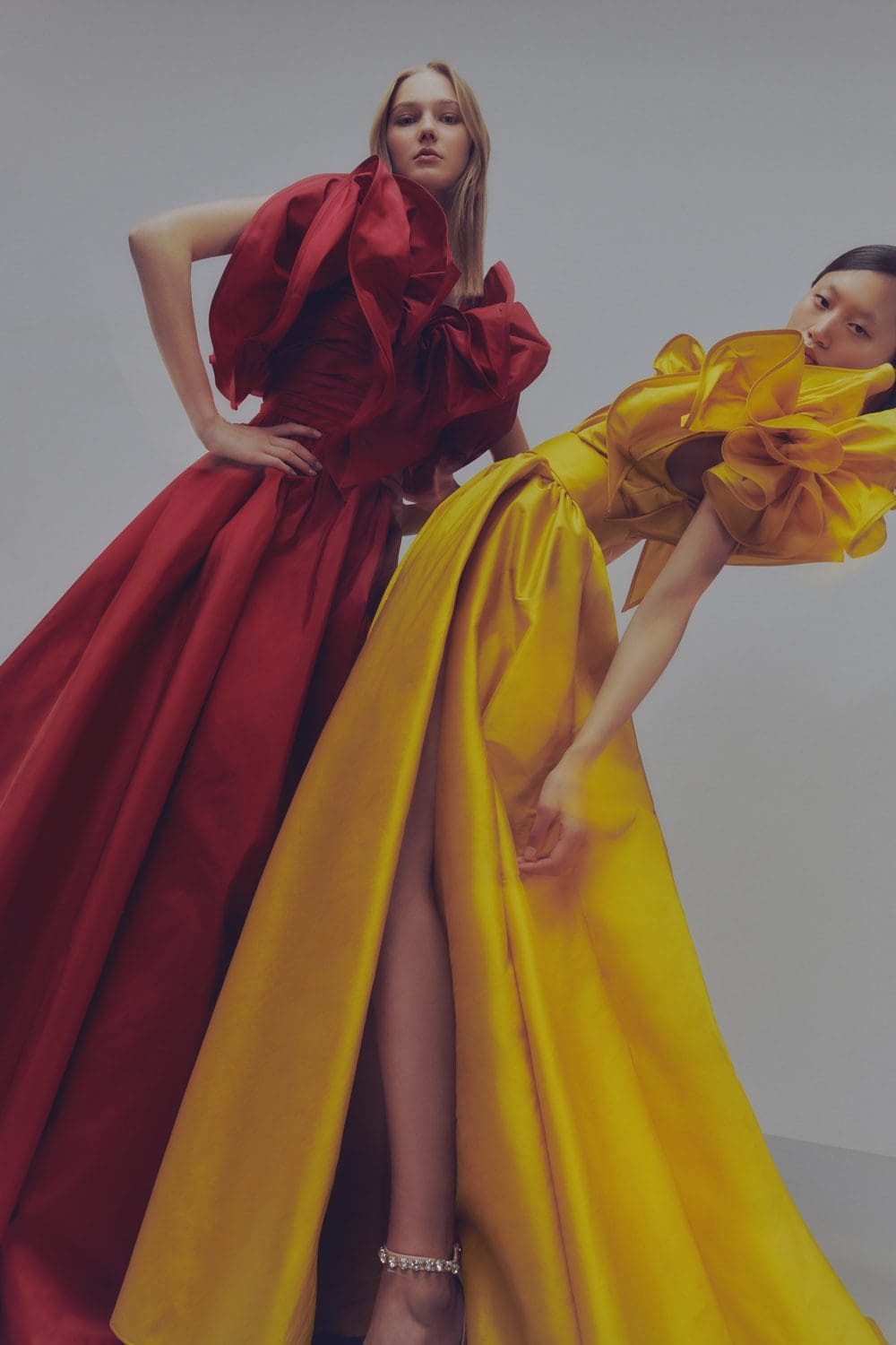 Elie Saab Pré-Outono 2022 por RUNWAY MAGAZINE