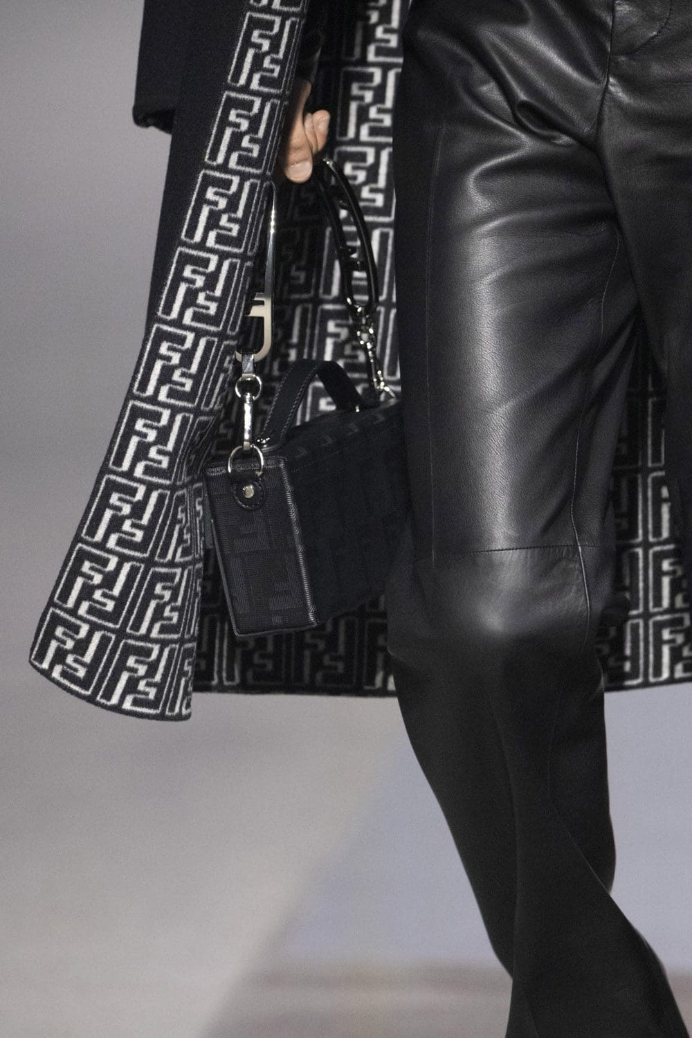 Fendi Herbst Winter 2022-2023 Nahaufnahme von RUNWAY MAGAZIN