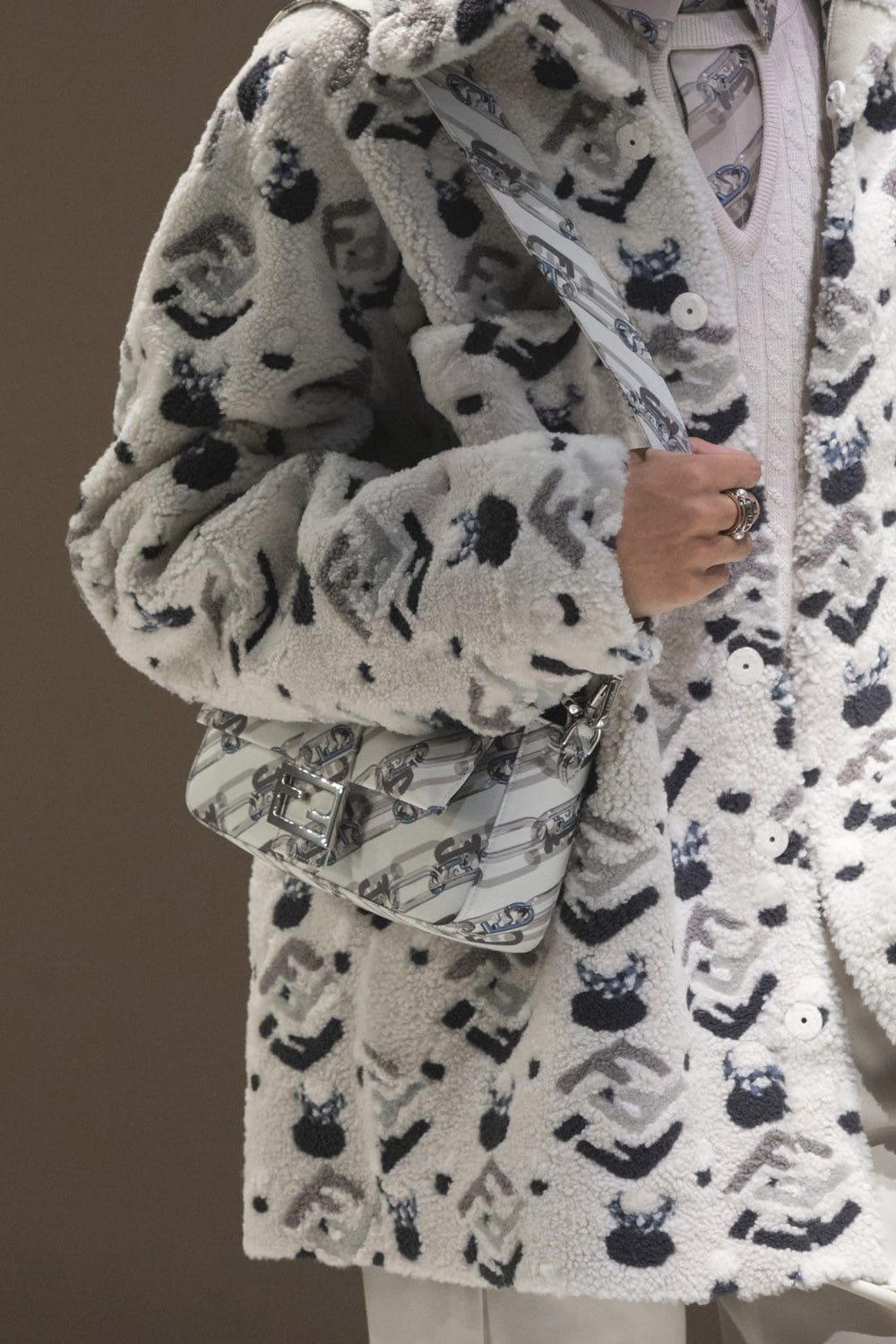 Fendi Herbst Winter 2022-2023 Nahaufnahme von RUNWAY MAGAZIN