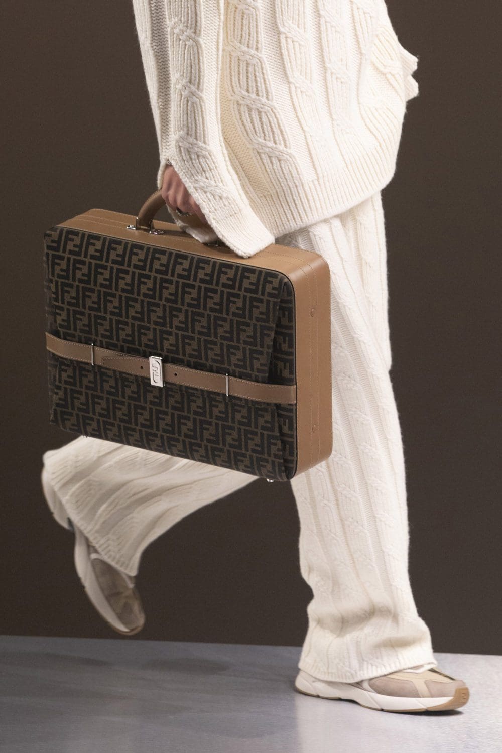 Fendi Herbst Winter 2022-2023 Nahaufnahme von RUNWAY MAGAZIN
