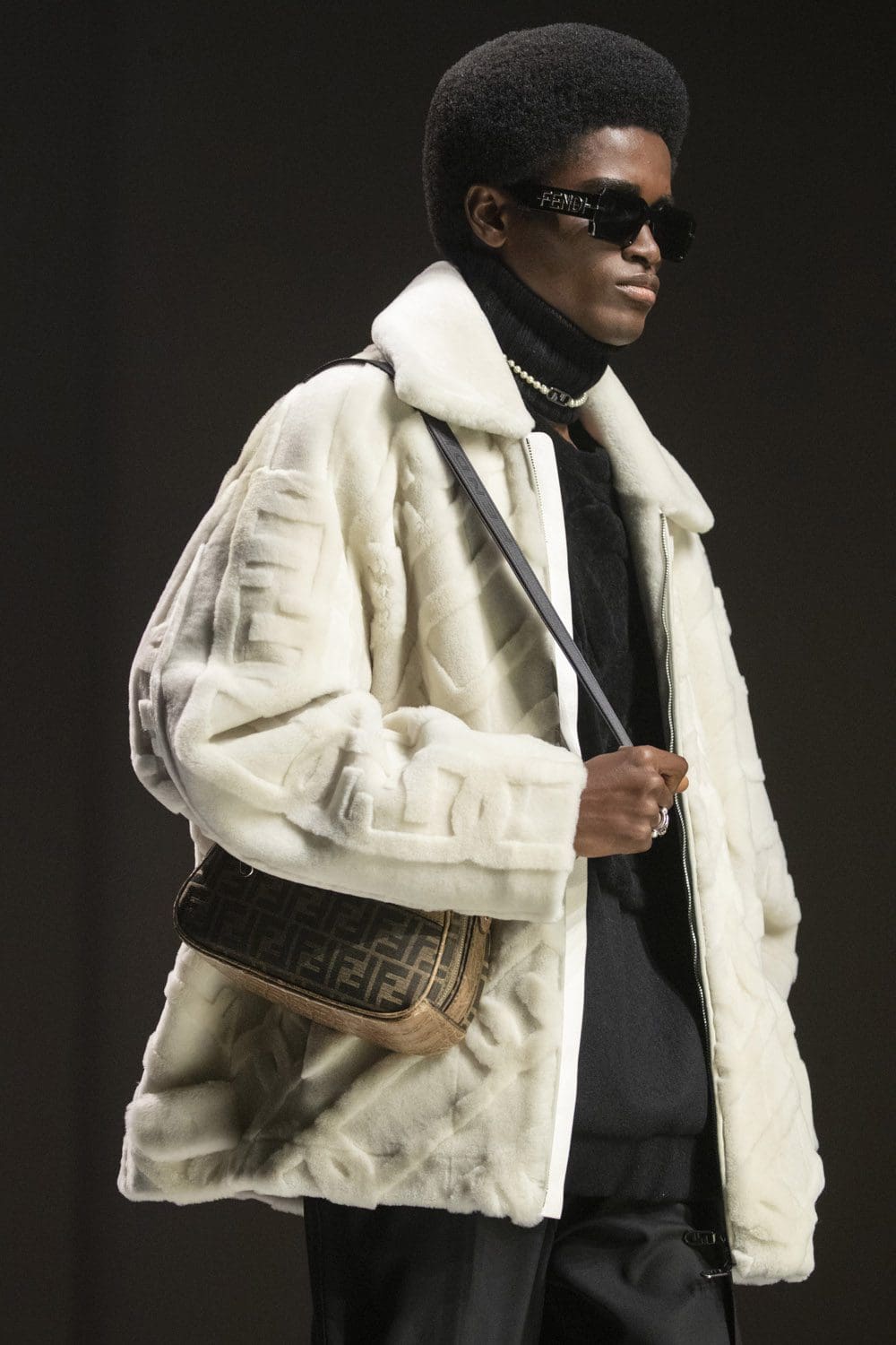 Fendi Herbst Winter 2022-2023 Nahaufnahme von RUNWAY MAGAZIN