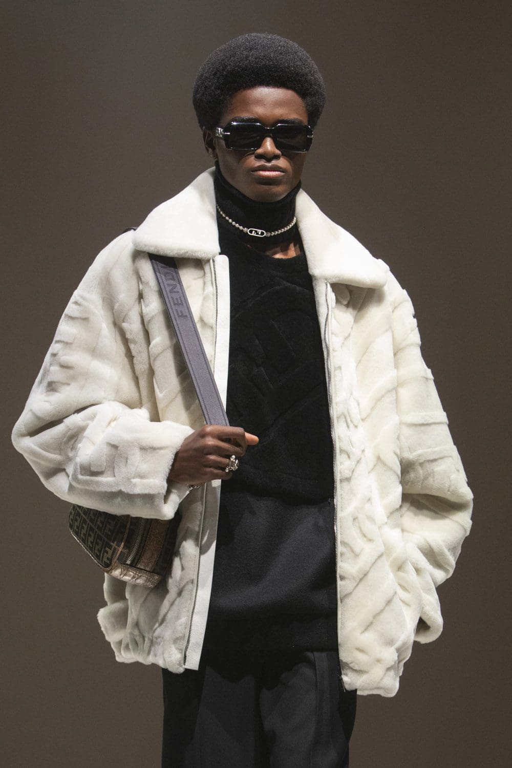 Fendi Herbst Winter 2022-2023 Nahaufnahme von RUNWAY MAGAZIN