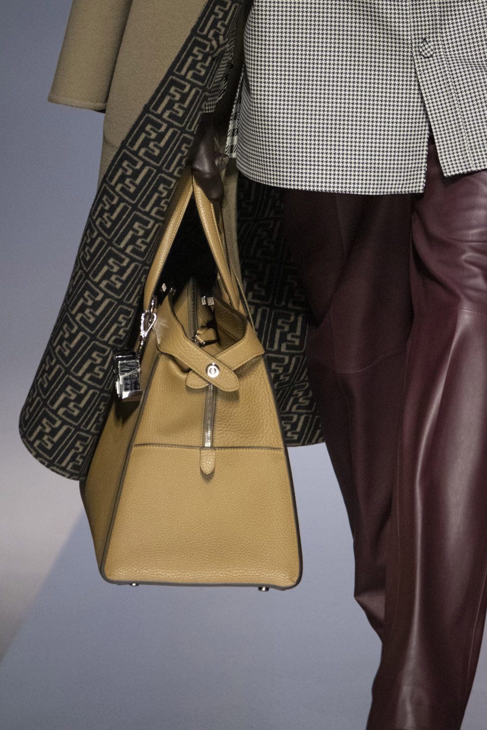 Fendi Herbst Winter 2022-2023 Nahaufnahme von RUNWAY MAGAZIN