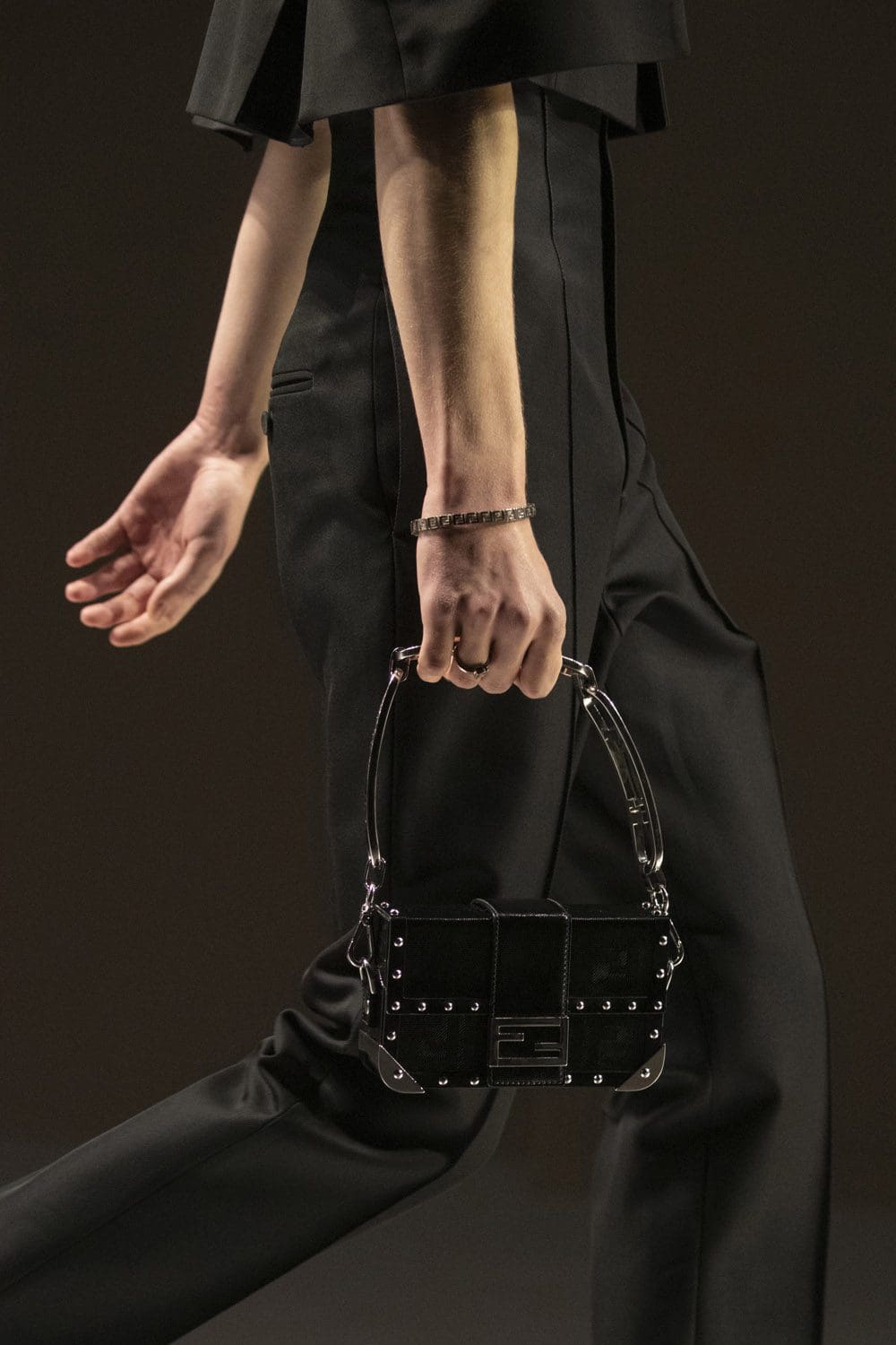 Fendi Herbst Winter 2022-2023 Nahaufnahme von RUNWAY MAGAZIN
