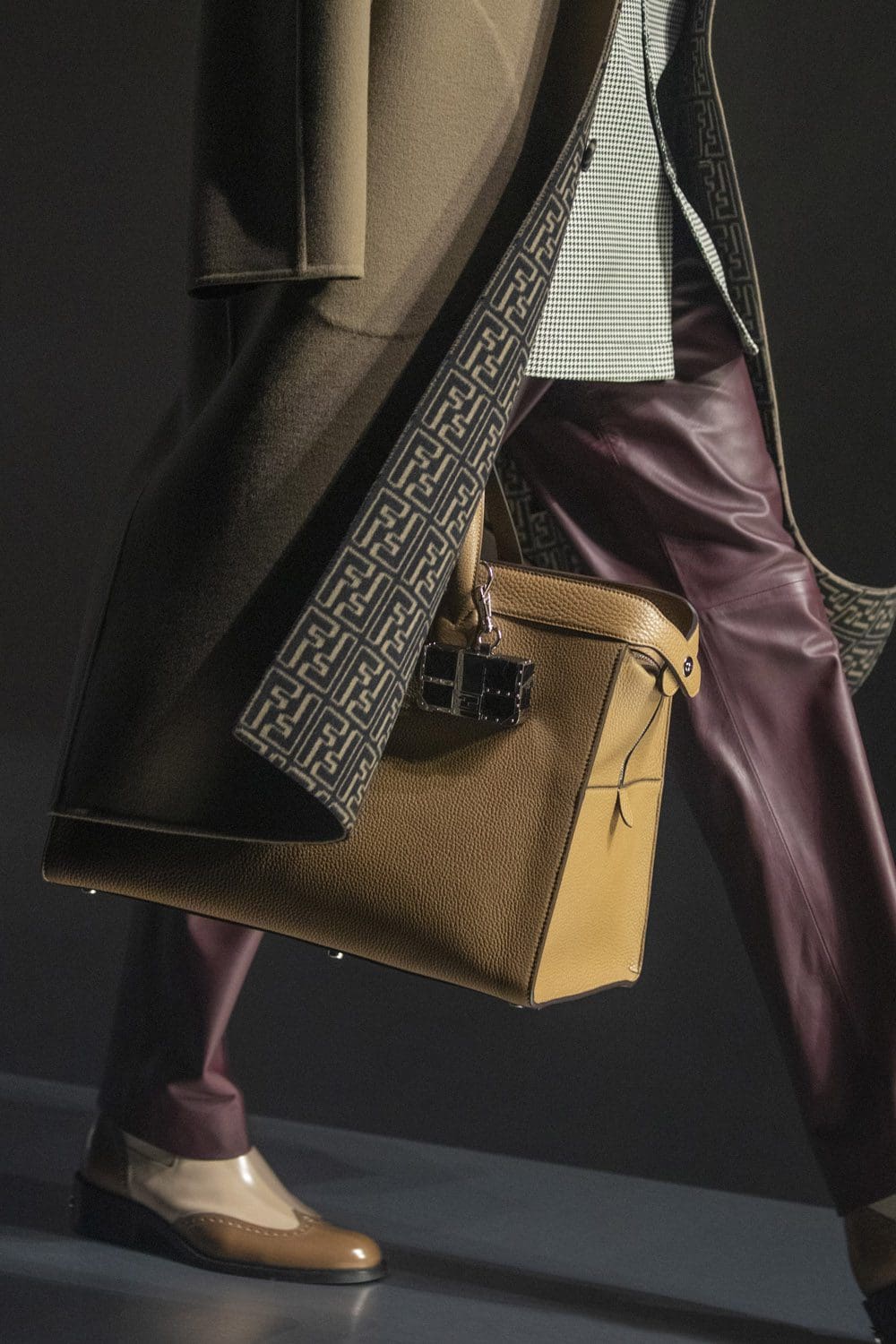 Fendi Herbst Winter 2022-2023 Nahaufnahme von RUNWAY MAGAZIN