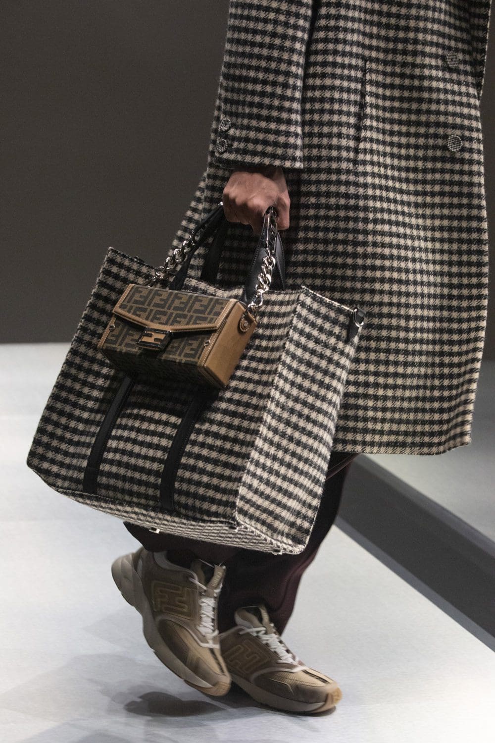 Fendi Herbst Winter 2022-2023 Nahaufnahme von RUNWAY MAGAZIN
