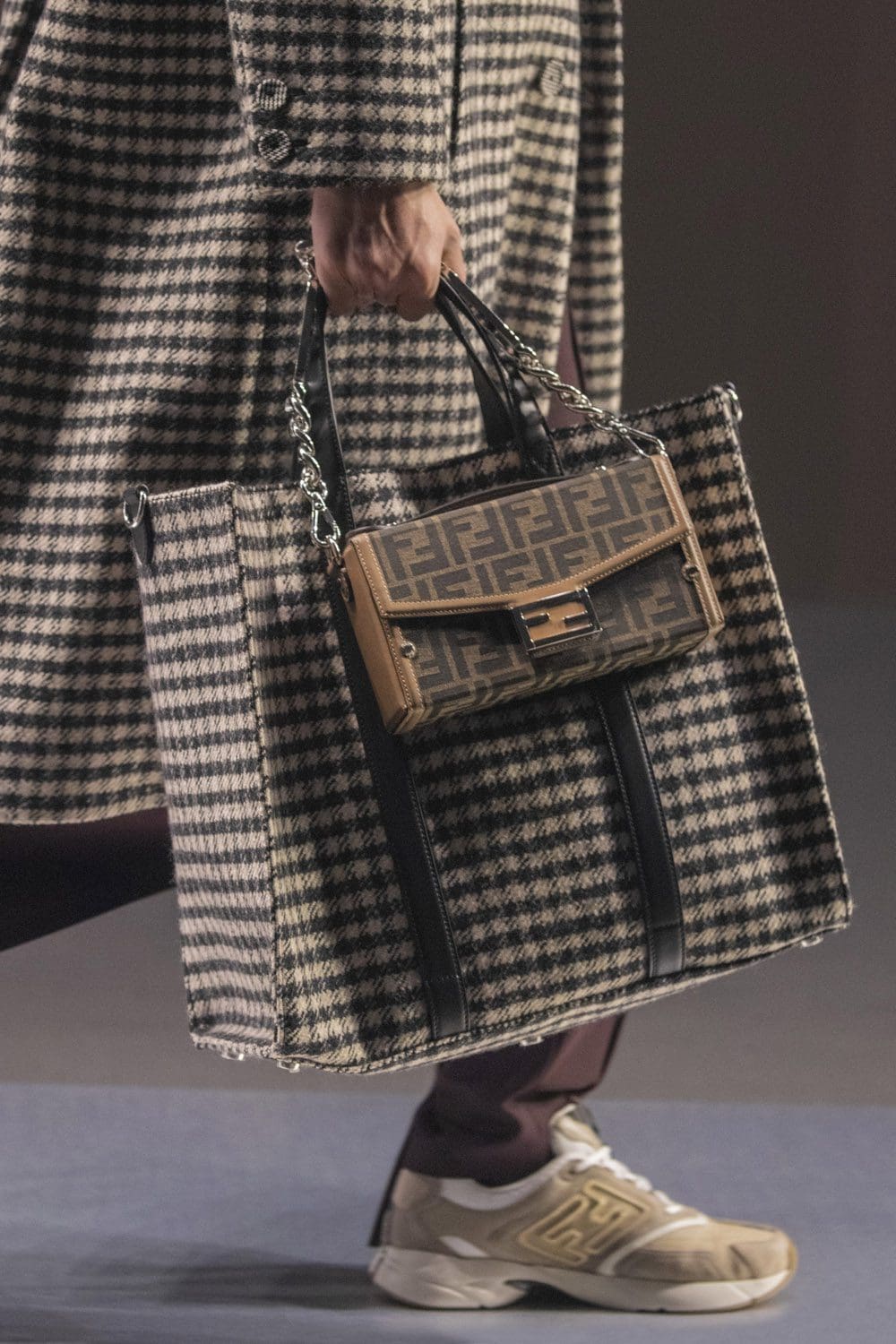 Fendi Herbst Winter 2022-2023 Nahaufnahme von RUNWAY MAGAZIN