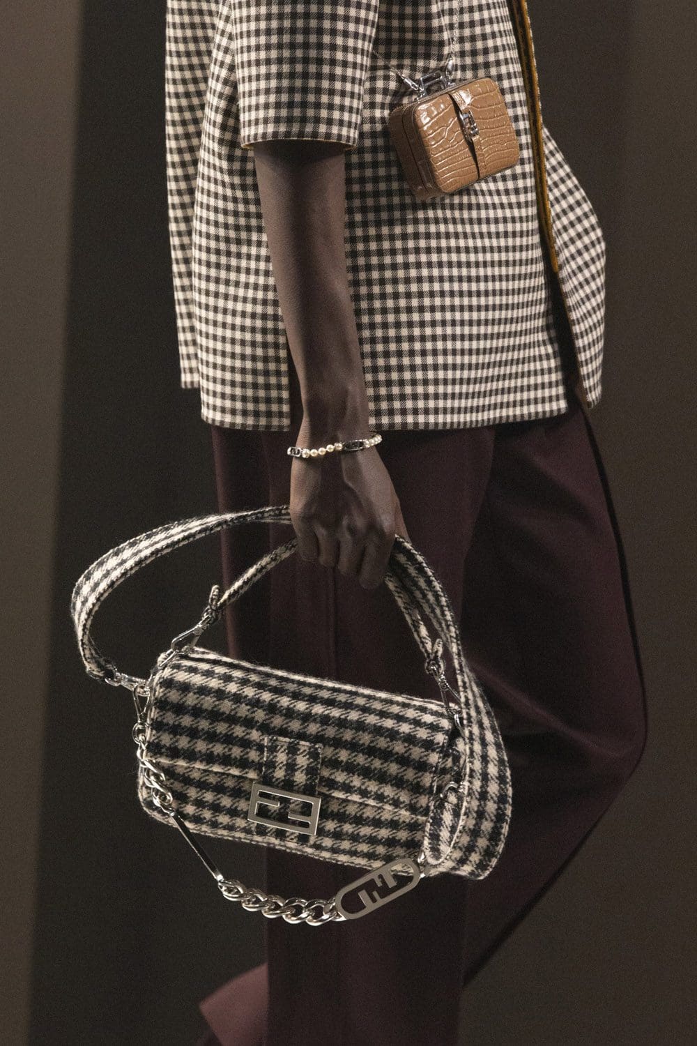 Fendi Herbst Winter 2022-2023 Nahaufnahme von RUNWAY MAGAZIN