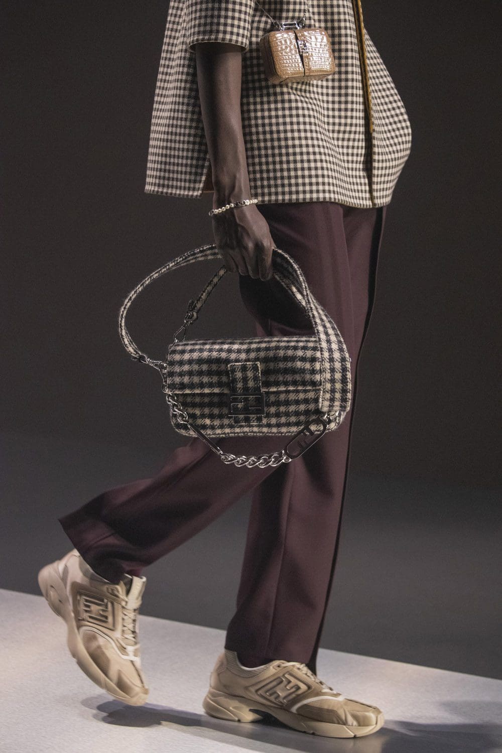 Fendi Herbst Winter 2022-2023 Nahaufnahme von RUNWAY MAGAZIN