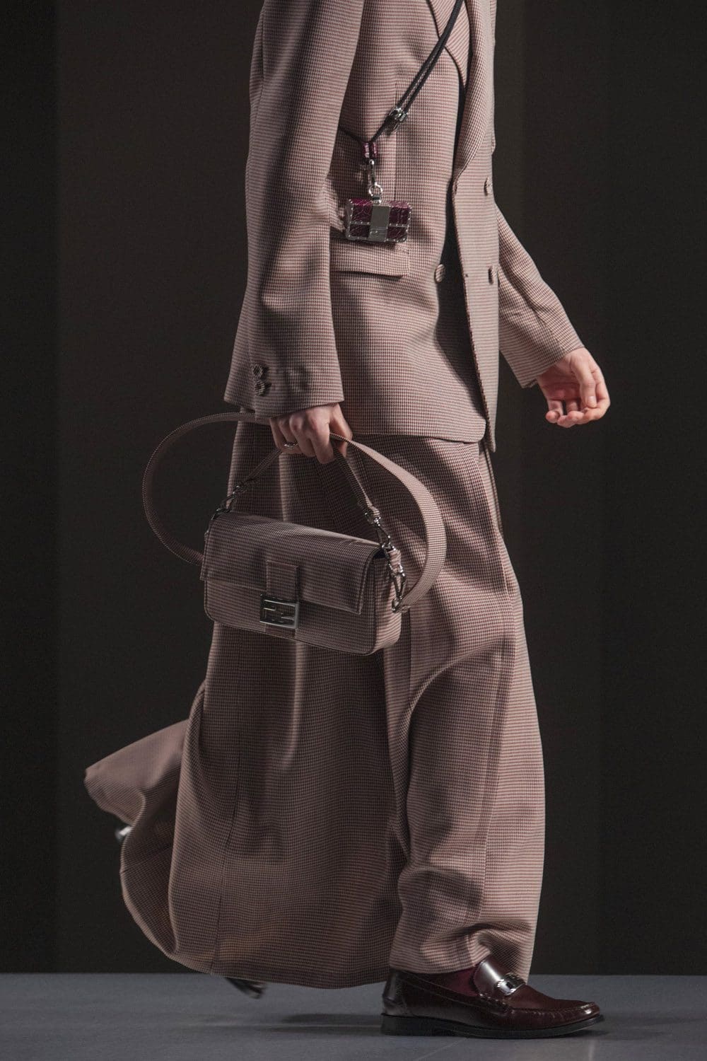 Fendi Herbst Winter 2022-2023 Nahaufnahme von RUNWAY MAGAZIN