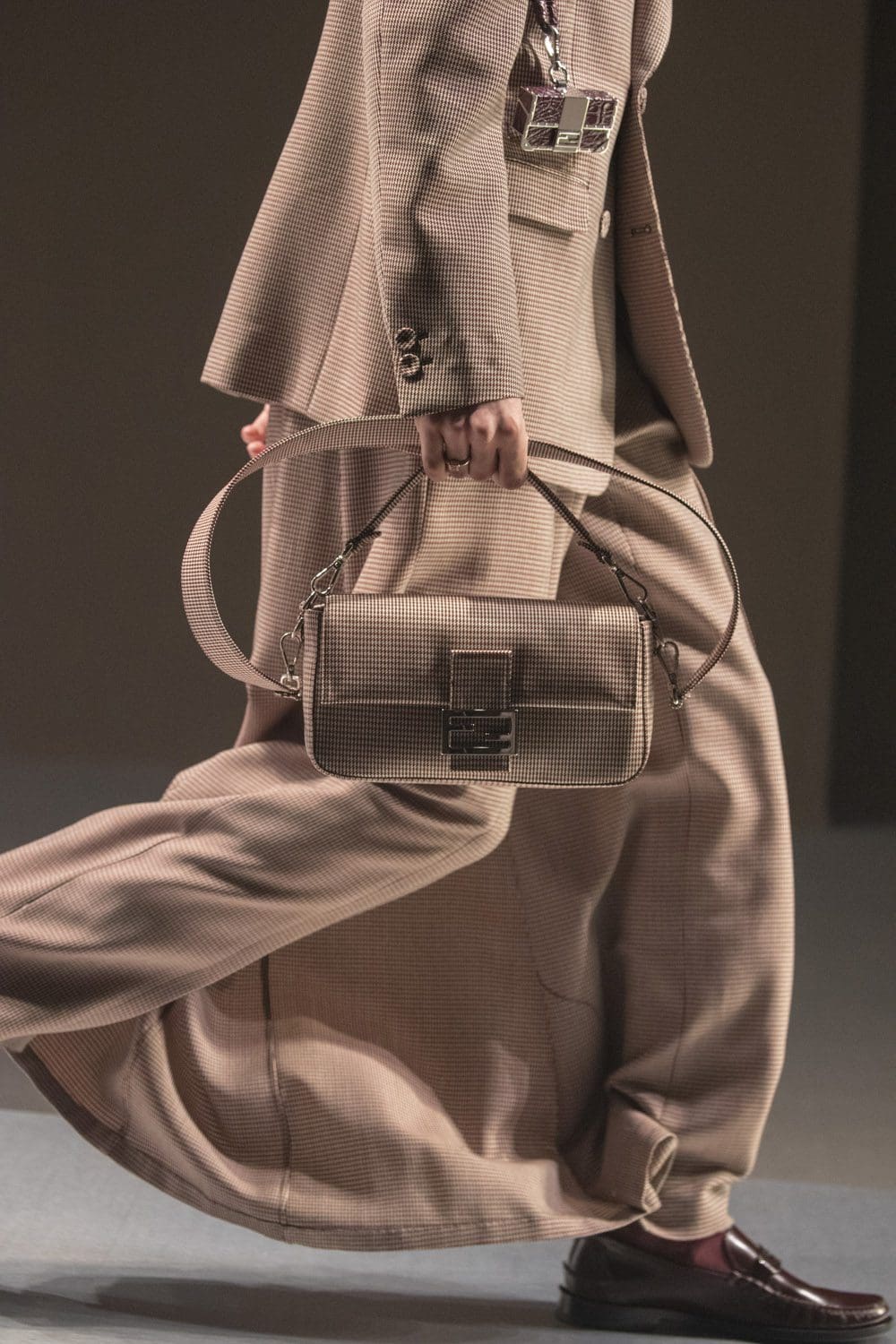 Fendi Herbst Winter 2022-2023 Nahaufnahme von RUNWAY MAGAZIN