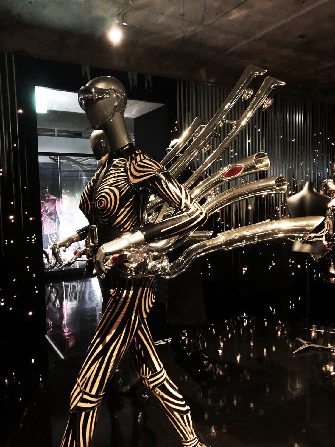 Thierry Mugler Couturissime – expo à Paris par RUNWAY MAGAZINE