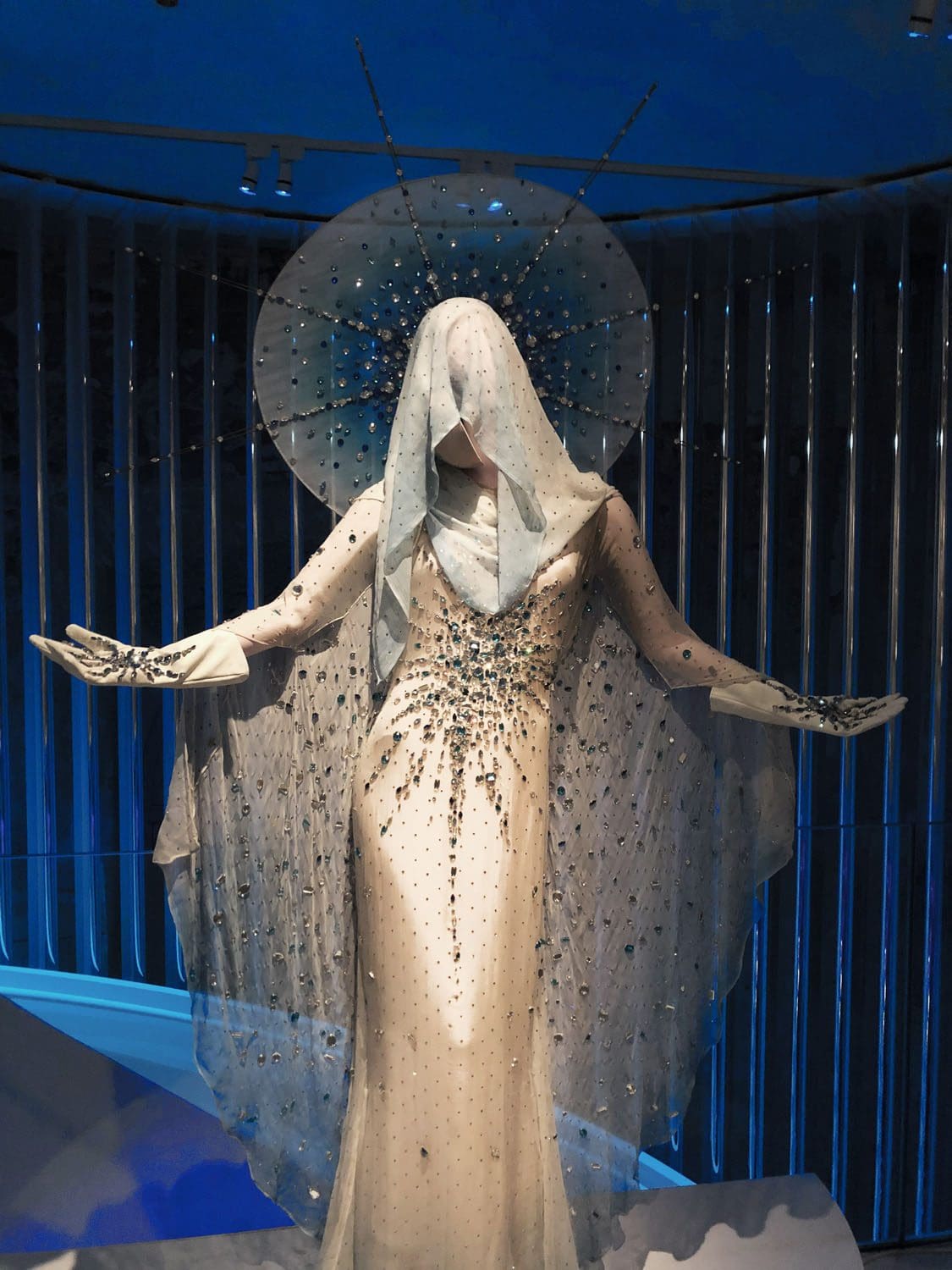 Thierry Mugler Couturissime – expo à Paris par RUNWAY MAGAZINE