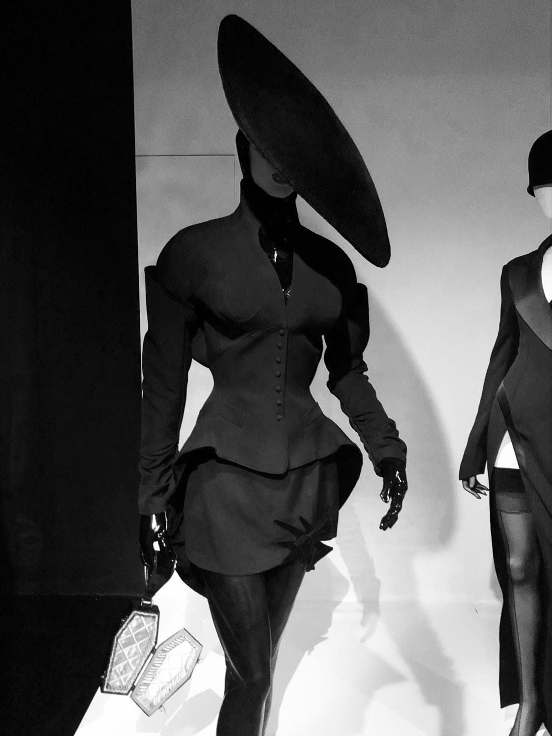 Thierry Mugler Couturissime – expo à Paris par RUNWAY MAGAZINE