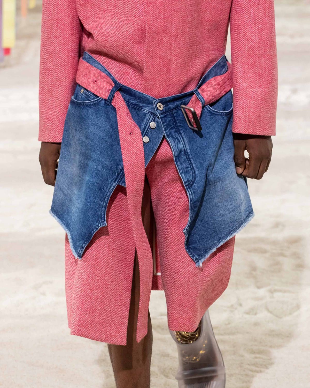 Loewe outono inverno 2022-2023 Close por RUNWAY MAGAZINE