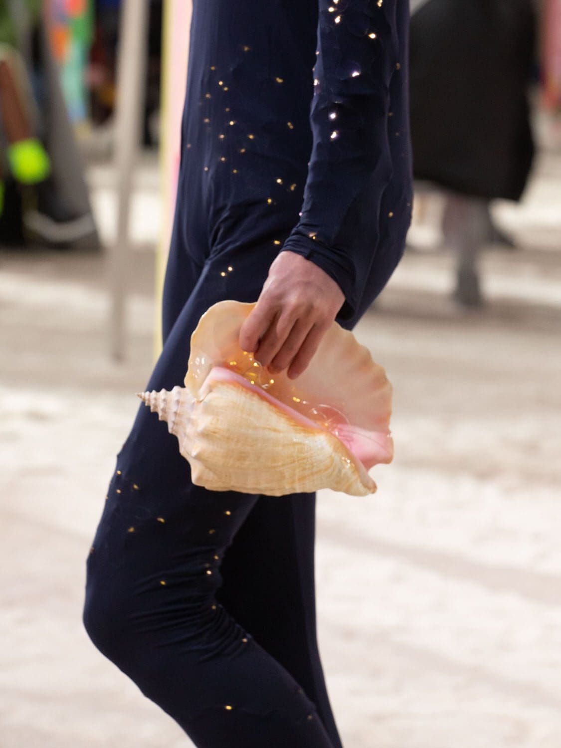 Loewe outono inverno 2022-2023 Close por RUNWAY MAGAZINE