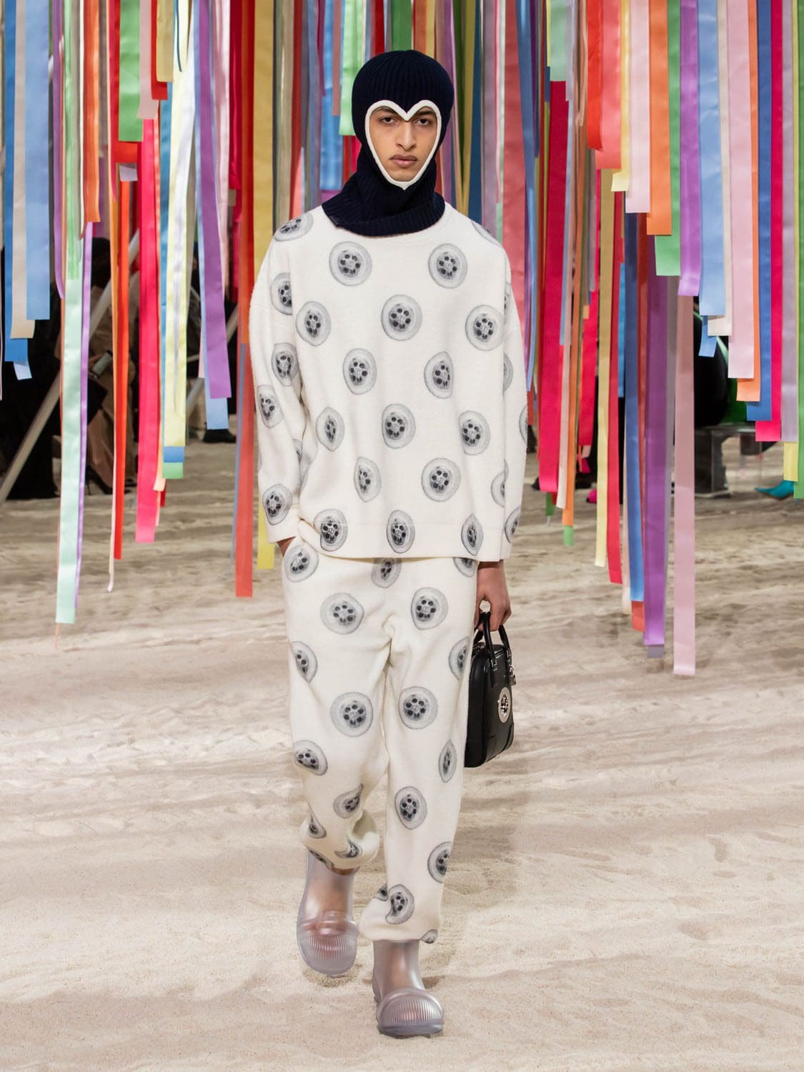 Loewe outono inverno 2022-2023 by RUNWAY MAGAZINE