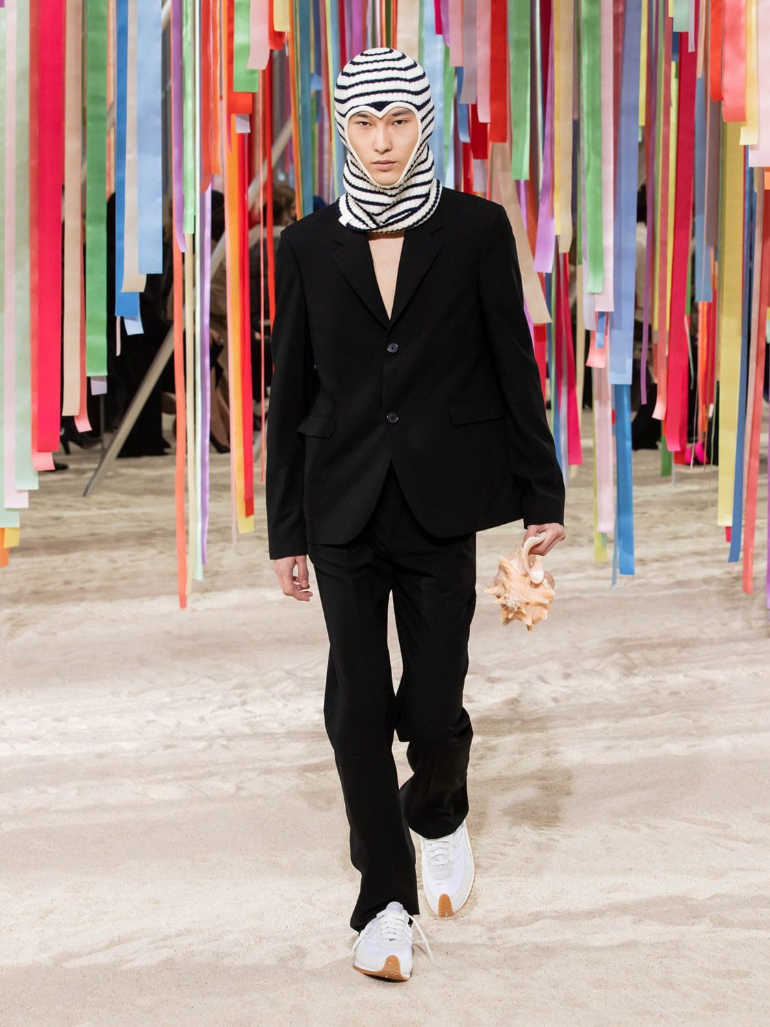 Loewe outono inverno 2022-2023 by RUNWAY MAGAZINE