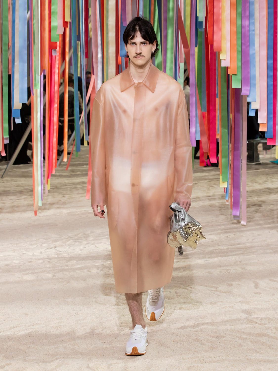 Loewe outono inverno 2022-2023 by RUNWAY MAGAZINE