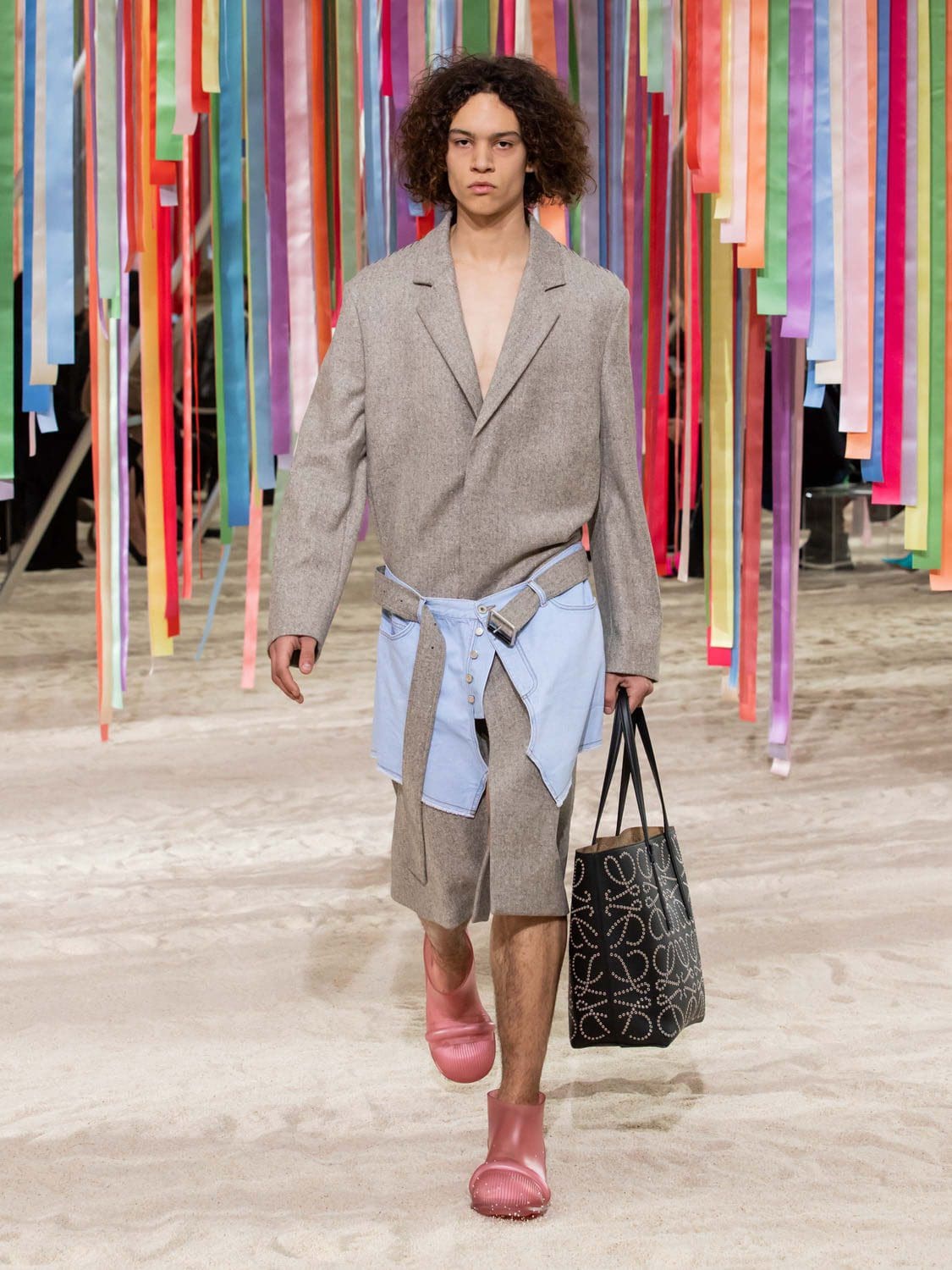 Loewe outono inverno 2022-2023 by RUNWAY MAGAZINE