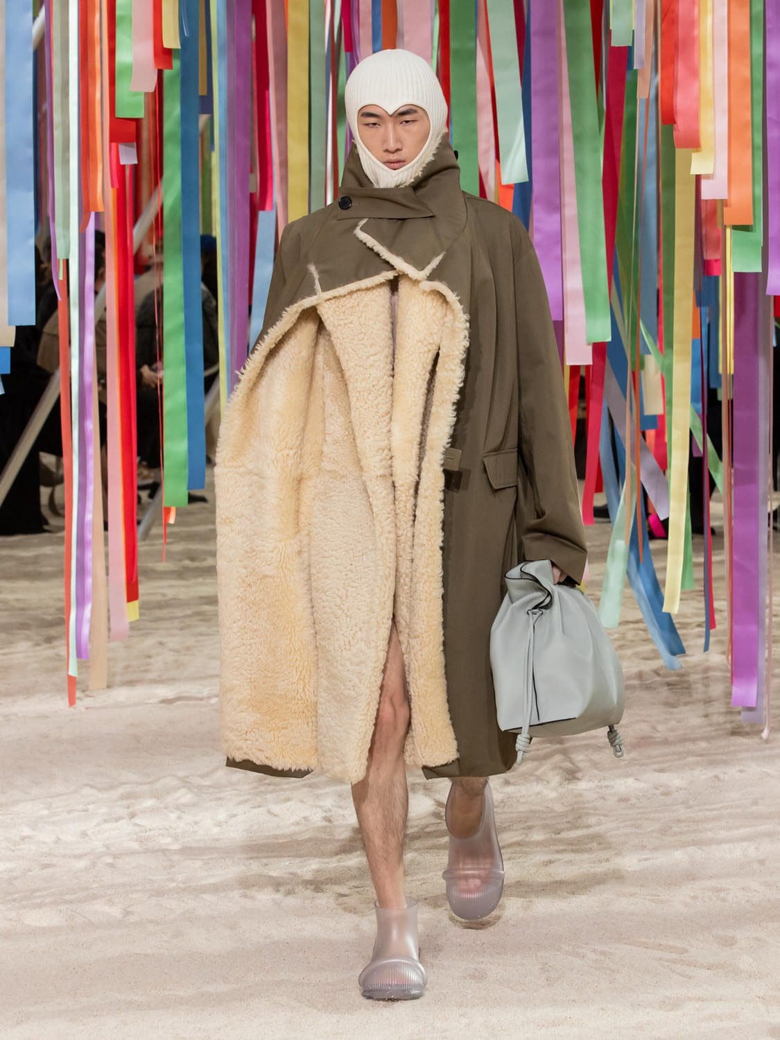 Loewe outono inverno 2022-2023 by RUNWAY MAGAZINE