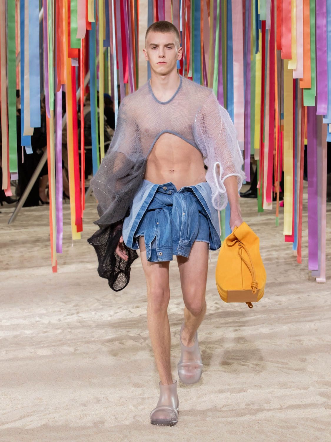 Loewe outono inverno 2022-2023 by RUNWAY MAGAZINE
