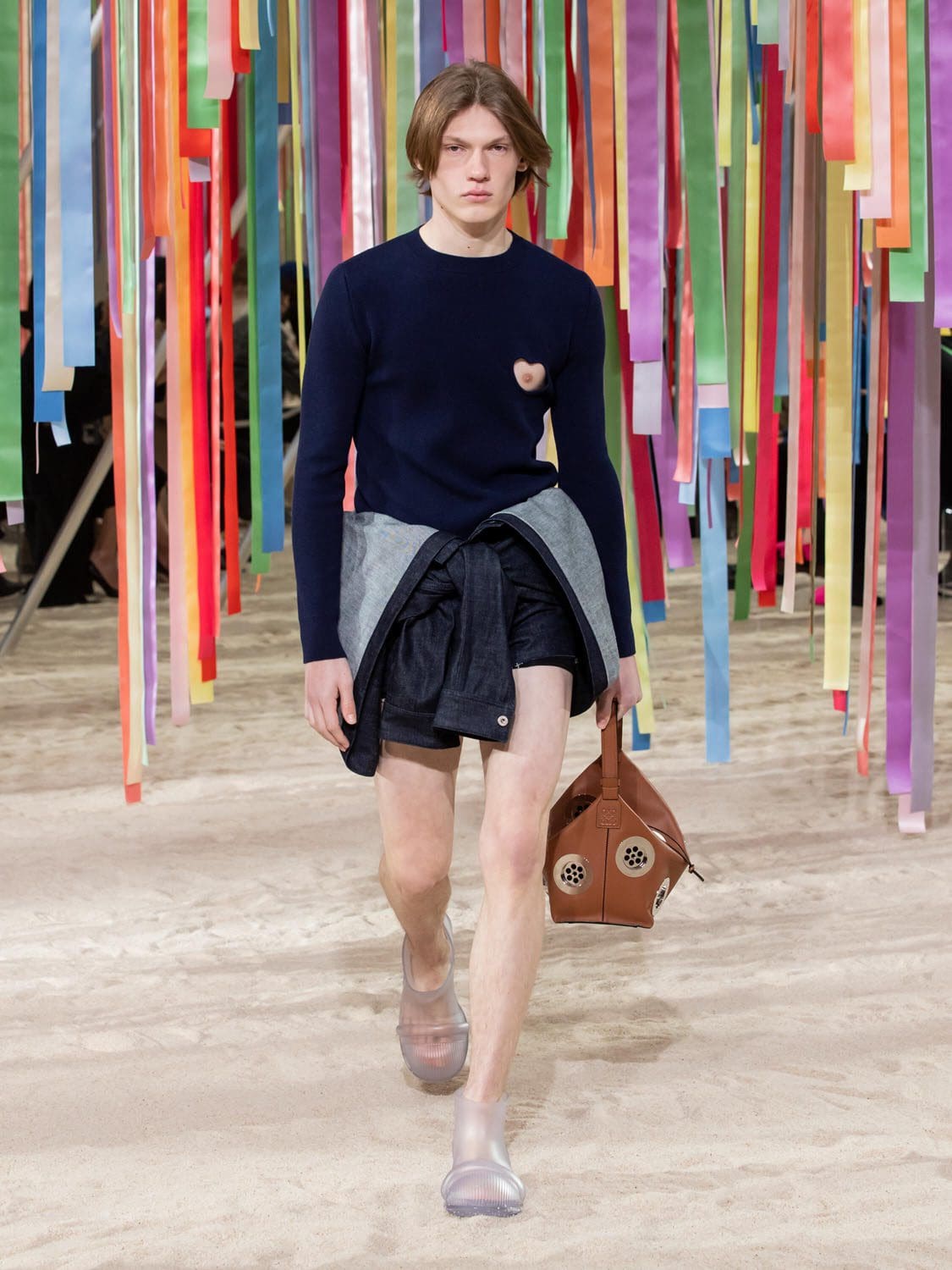 Loewe outono inverno 2022-2023 by RUNWAY MAGAZINE