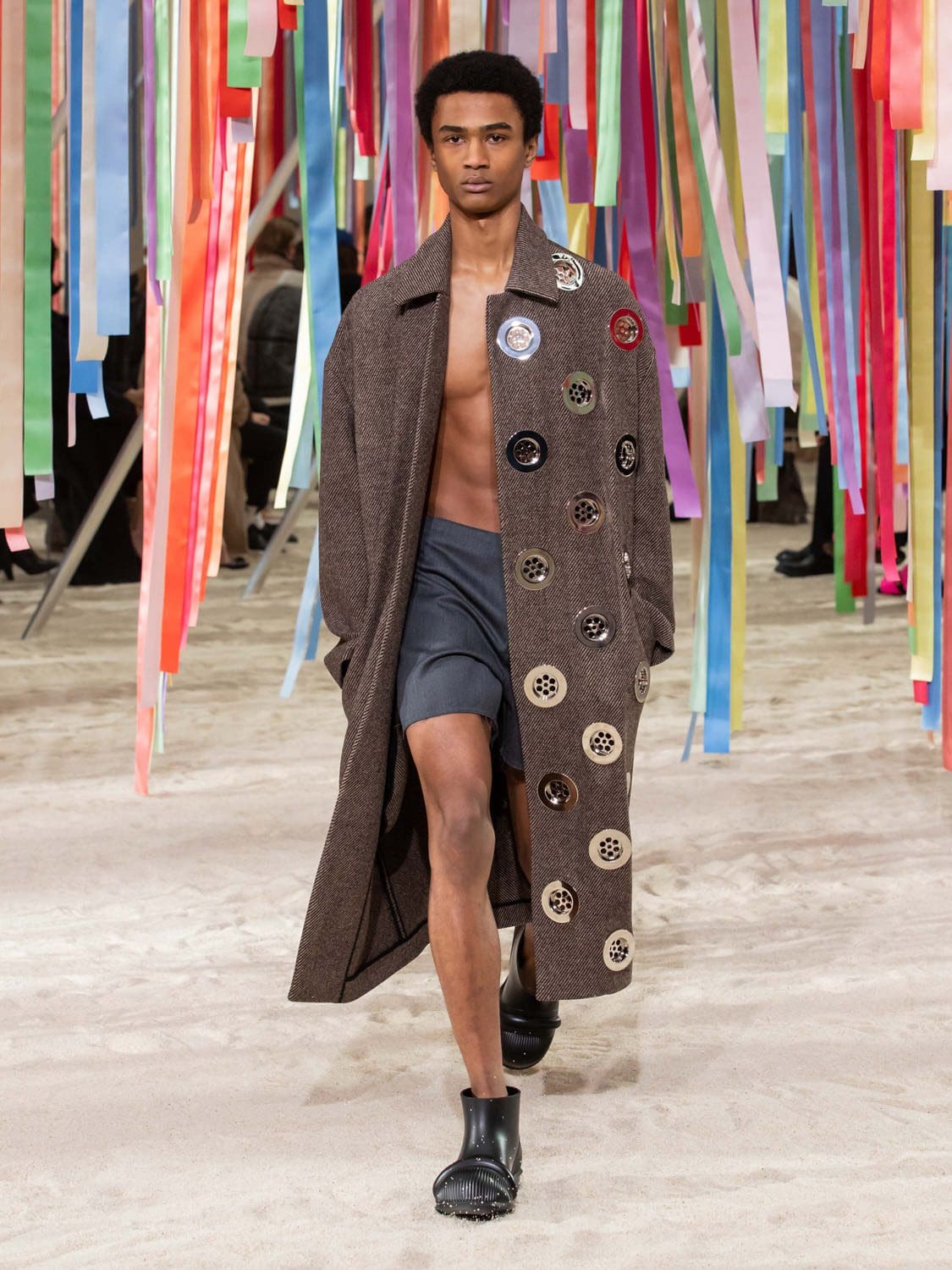 Loewe outono inverno 2022-2023 by RUNWAY MAGAZINE