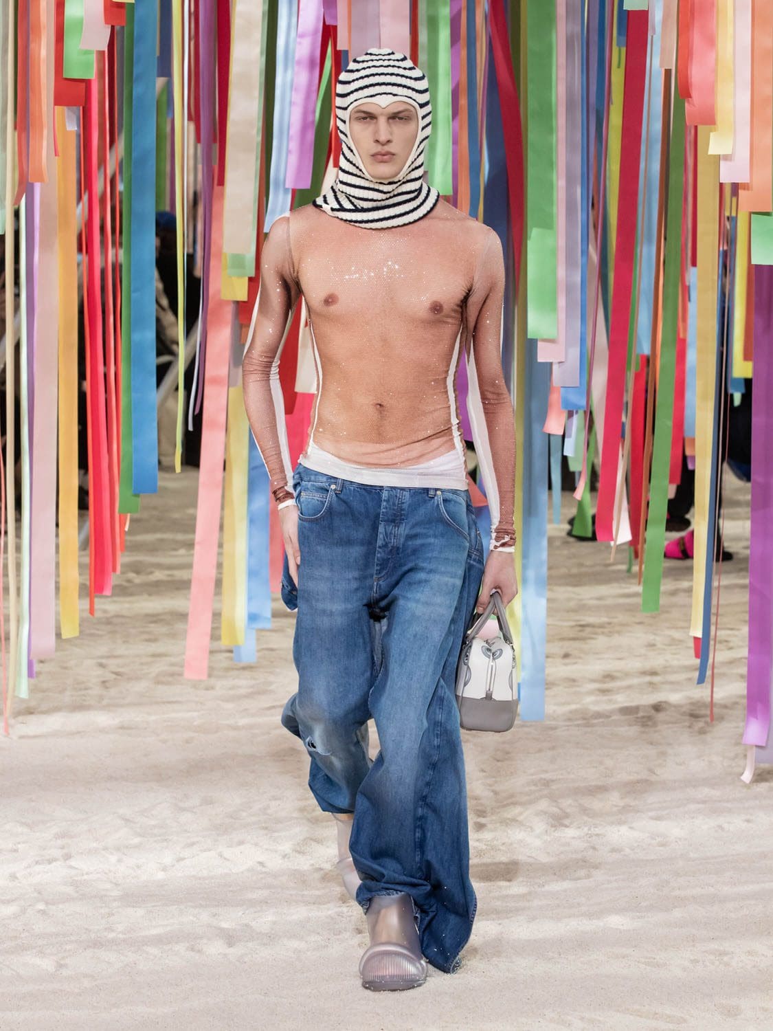Loewe outono inverno 2022-2023 by RUNWAY MAGAZINE