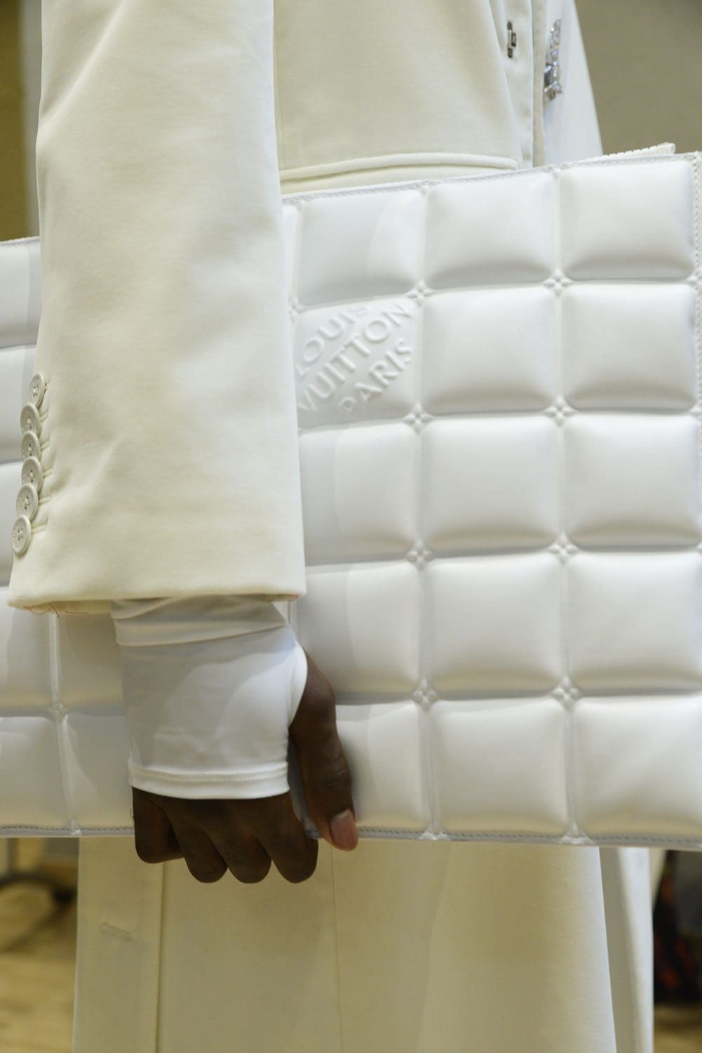 Louis Vuitton Automne Hiver 2022-2023 accessoires par RUNWAY MAGAZINE
