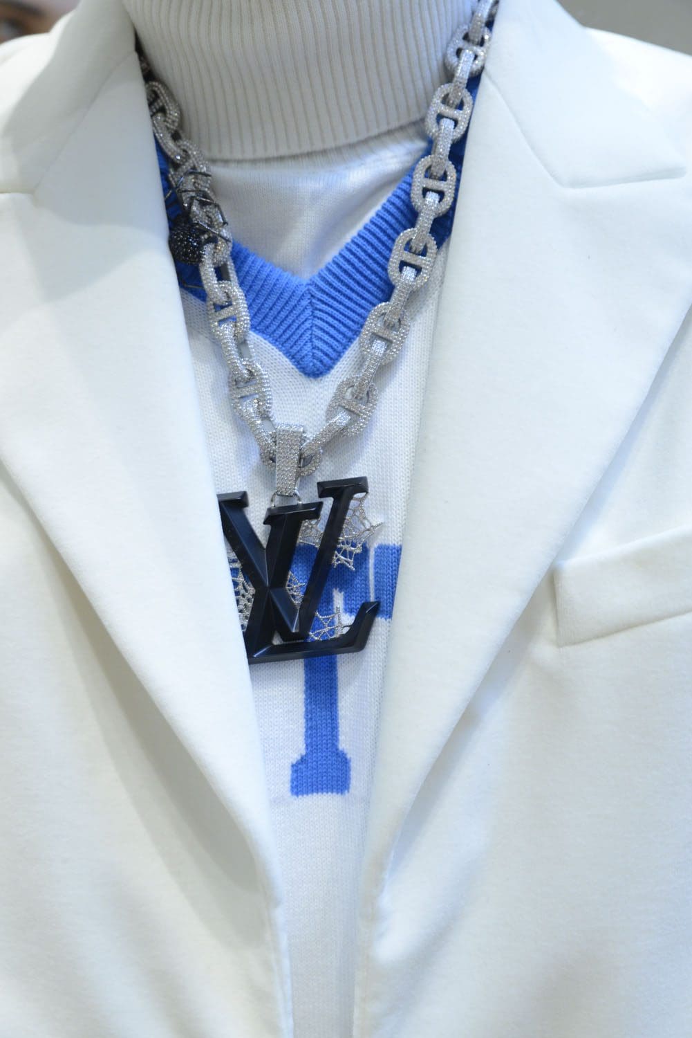 Louis Vuitton Automne Hiver 2022-2023 accessoires par RUNWAY MAGAZINE