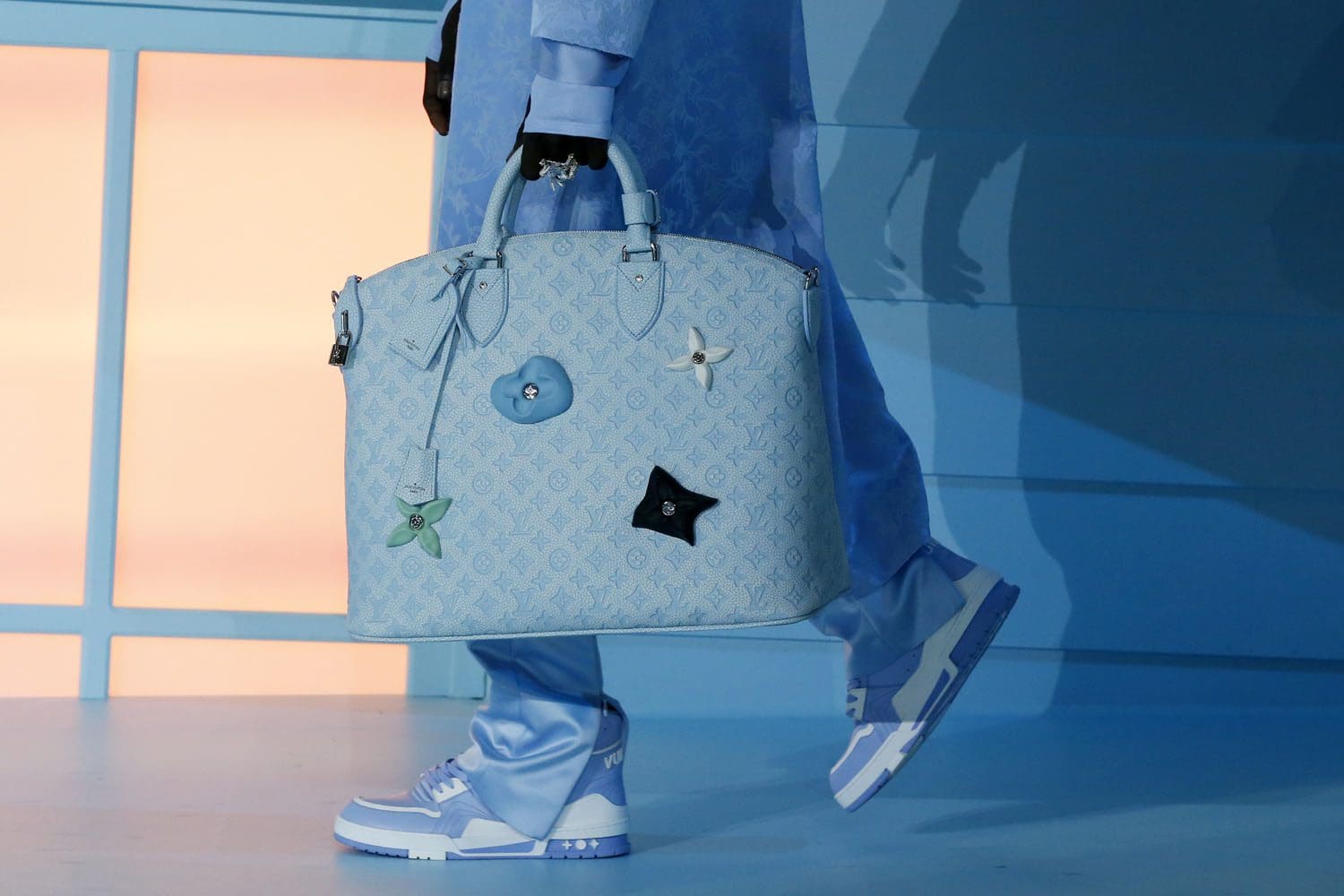 Louis Vuitton Automne Hiver 2022-2023 accessoires par RUNWAY MAGAZINE