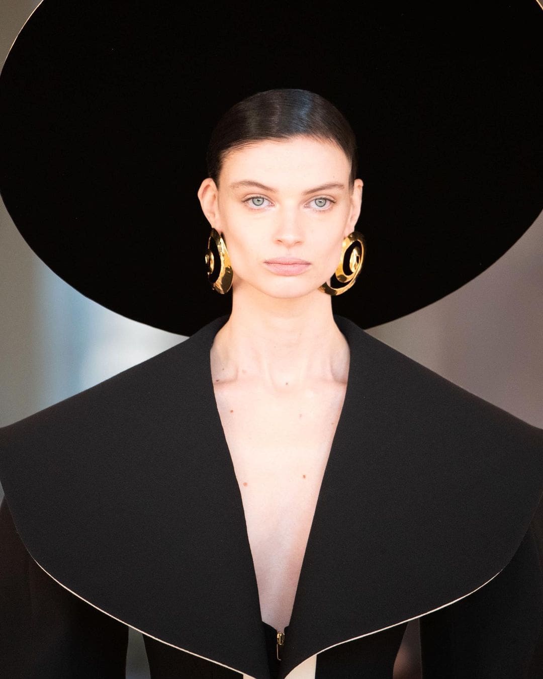 Schiaparelli Haute Couture Spring Summer 2022 Close Up Details by RUNWAY MAGAZINE
