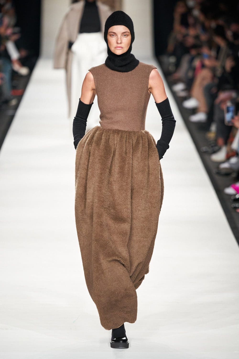 Max Mara outono inverno 2022-2023 Milan Runway revista