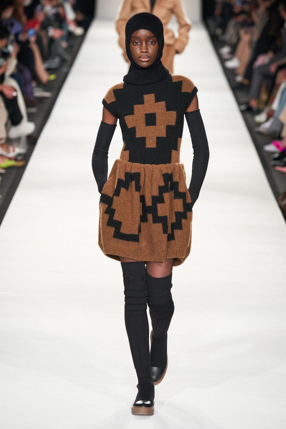 Max Mara outono inverno 2022-2023 Milan Runway revista
