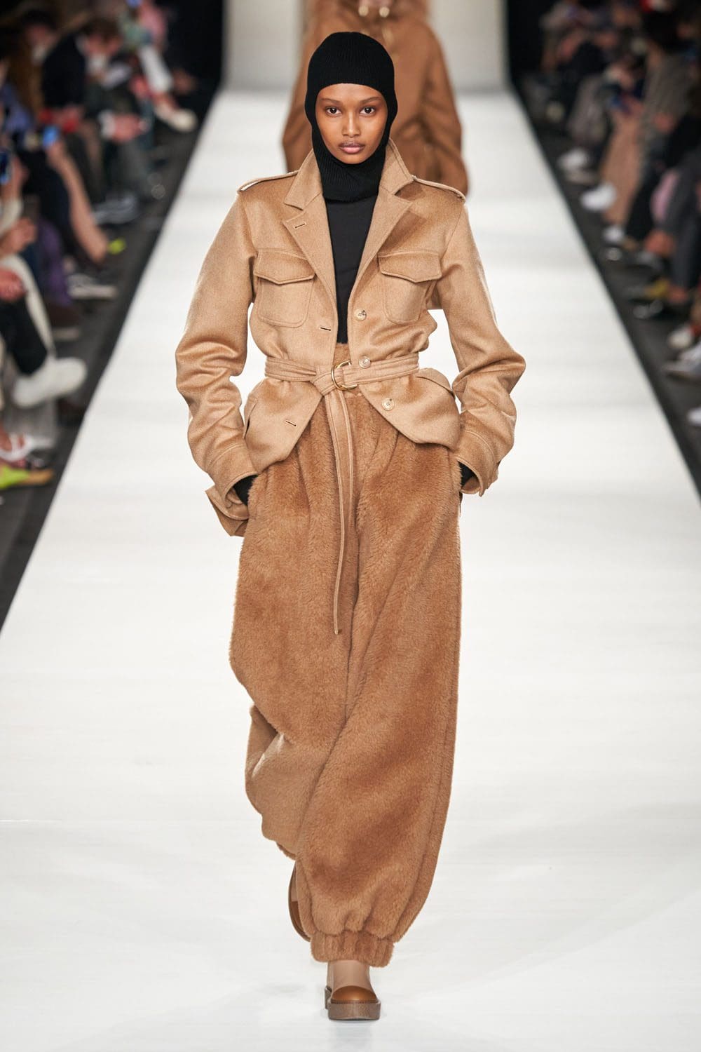 Max Mara outono inverno 2022-2023 Milan Runway revista