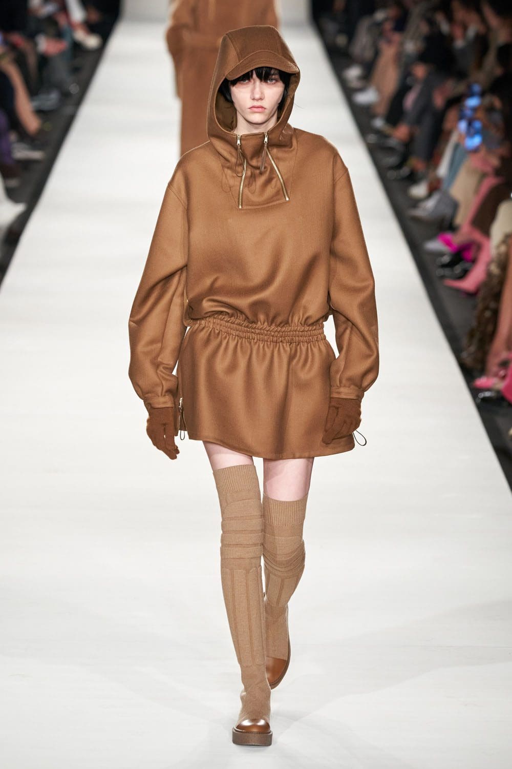 Max Mara outono inverno 2022-2023 Milan Runway revista