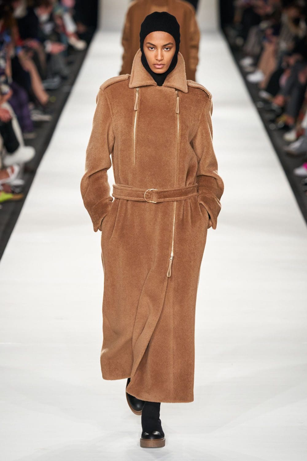 Max Mara outono inverno 2022-2023 Milan Runway revista