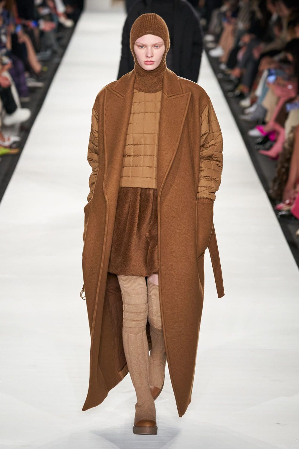 Max Mara outono inverno 2022-2023 Milan Runway revista