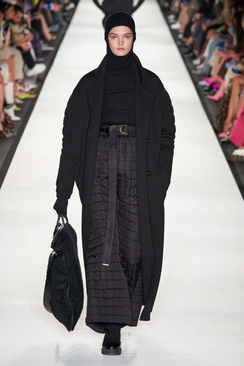 Max Mara outono inverno 2022-2023 Milan Runway revista