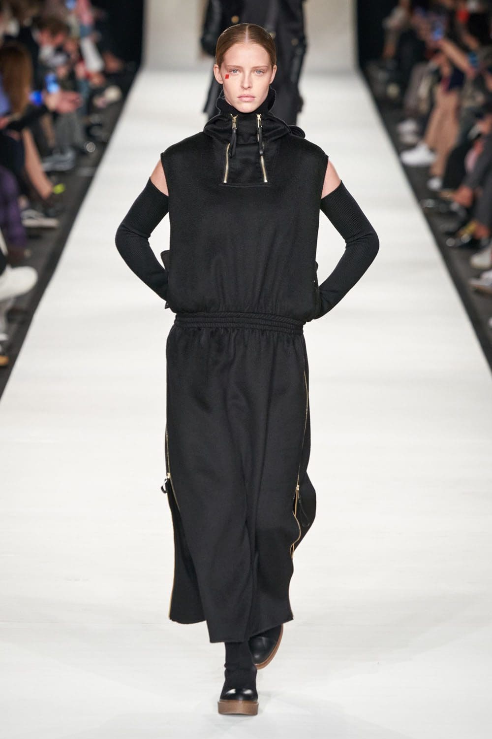 Max Mara outono inverno 2022-2023 Milan Runway revista