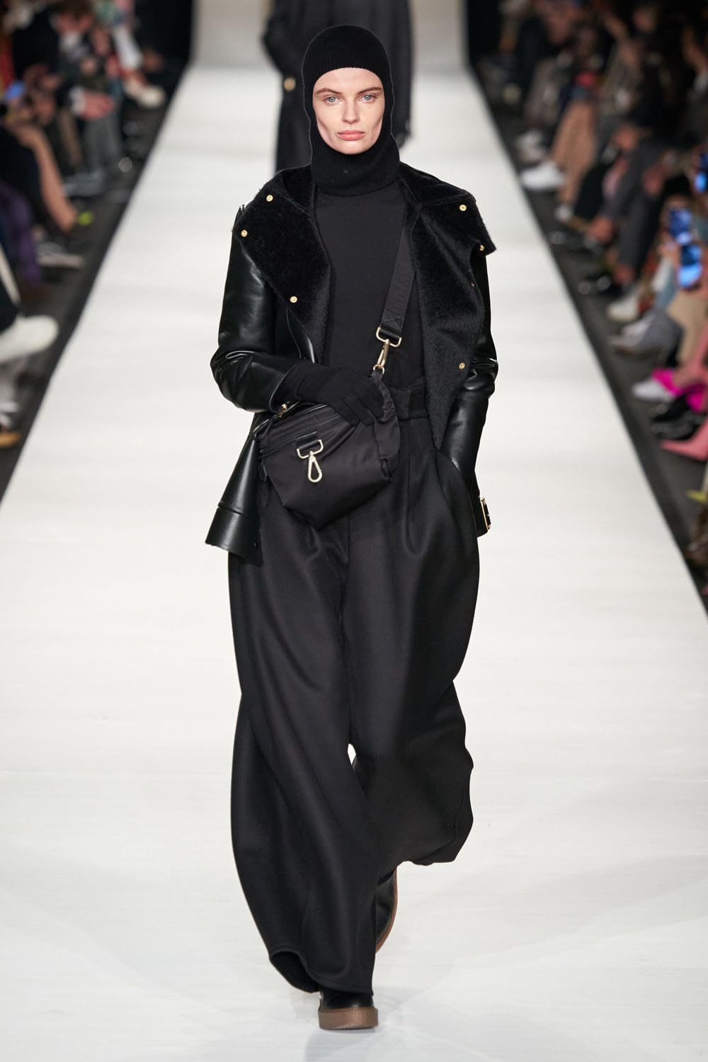 Max Mara outono inverno 2022-2023 Milan Runway revista