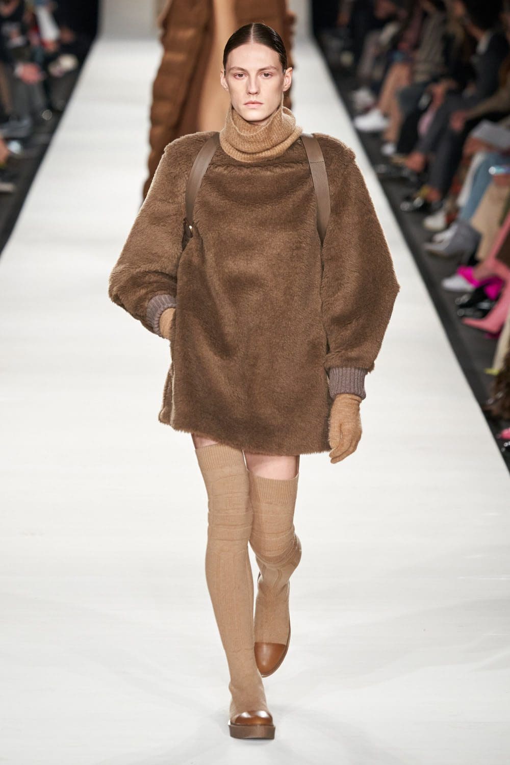 Max Mara outono inverno 2022-2023 Milan Runway revista