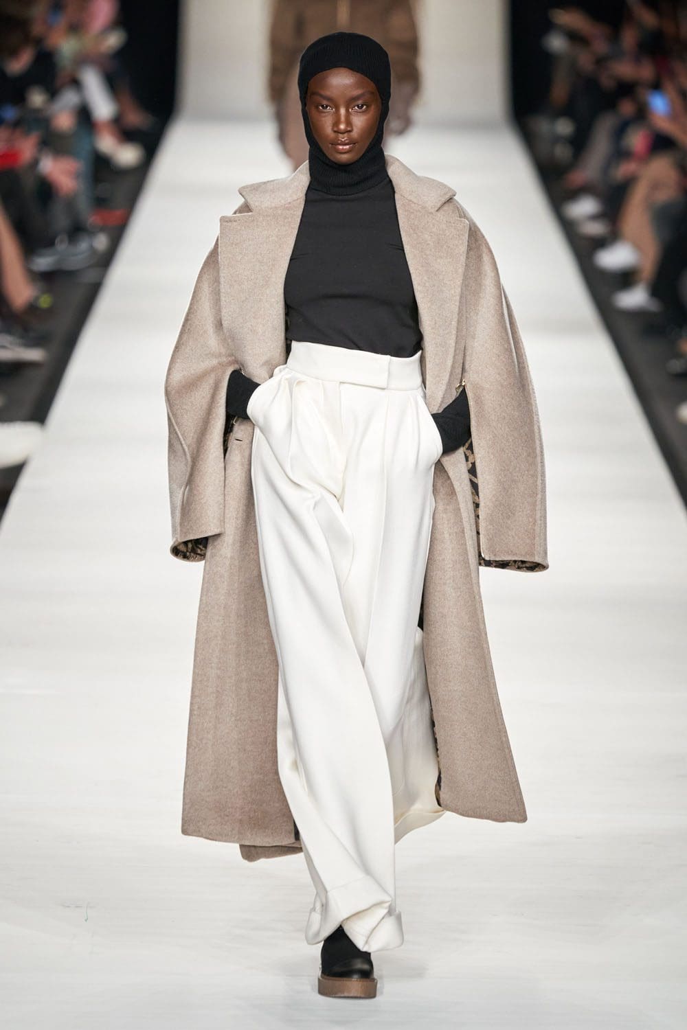 Max Mara outono inverno 2022-2023 Milan Runway revista