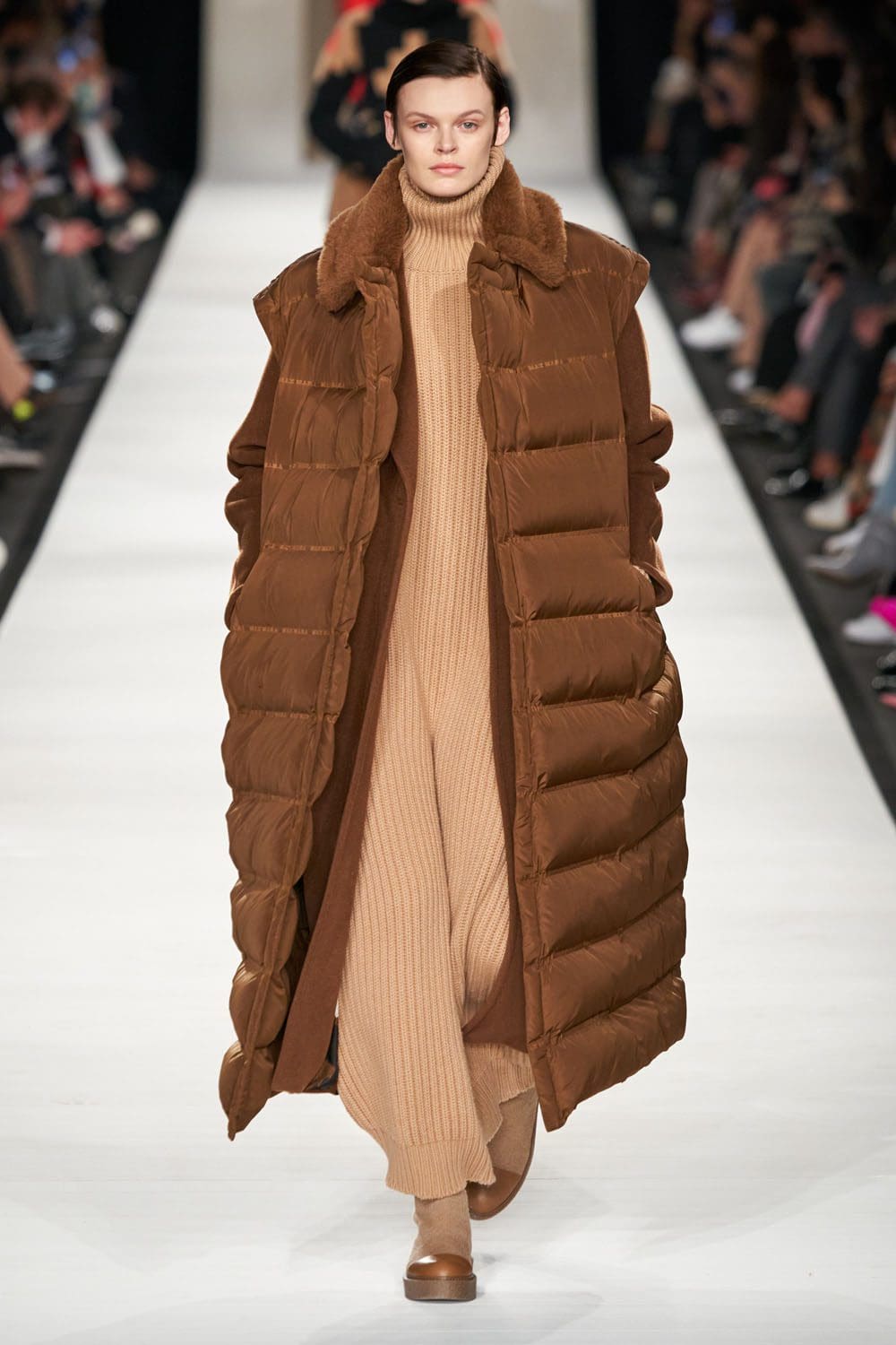 Max Mara outono inverno 2022-2023 Milan Runway revista
