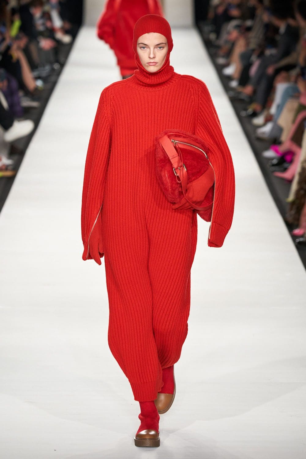 Max Mara outono inverno 2022-2023 Milan Runway revista